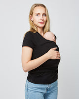 Chandail de peau à peau noir pour femme avec bébé à l'intérieur, vue de côté.