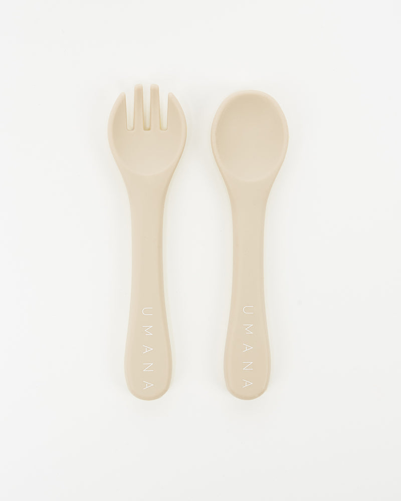 Cuillère et fourchette en silicone couleur maïs.