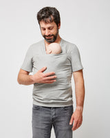 T-shirt peau à peau pour homme couleur gris vue de face avec bébé.
