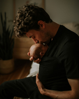 T-shirt peau à peau pour homme couleur noir avec bébé à l'intérieur, moment de tendresse.